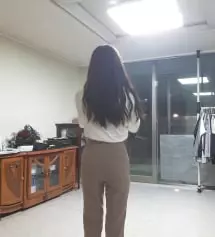 다 예쁜데 한 가지 아쉬운 게 바지 잘 보면 주머니 마감이 애매함. 툭 튀어나와 있어서