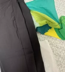 키 161인데 길이가 딱맞아요!! 허리부분도 저한테 완전 잘 맞아용! 핏이 진짜 예뻐요 근