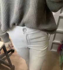 블랙 xs입었을 땐 허벅지가 딱 붙지 않고 단추도 새로 달아서 다녔었는데 이번엔 딱 맞