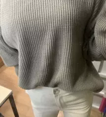 블랙 xs입었을 땐 허벅지가 딱 붙지 않고 단추도 새로 달아서 다녔었는데 이번엔 딱 맞