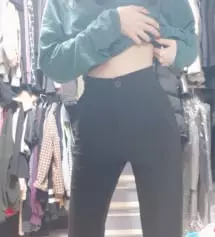 허리 완전 딱맞아요 얇기는 봄~초가을에 딱 맞고요.가격도 저렴한데 핏도 너무좋아요. 