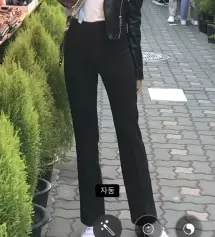 키는 크지않지만 부츠컷 슬랙스는 길게 입구싶어서 165버전으로 샀어요!! 허리가 얇은편