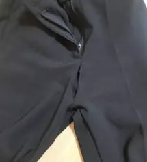 두 번 입었는데 찢어졌어요. 교환도 안됩니당. 잘 늘어나지만 잘 찢어지네요..