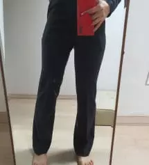 허리가 너무 딱 맞아서 s 살걸 그랬나 싶지만 밴딩이라 늘어나고 이렇게 잘 맞는 바지 