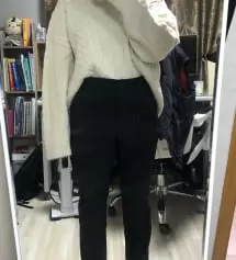 허벅지 부분이 딱 맞는데 부담스럽지 않게 보여서 좋아요. 또 바지가 쫀쫀해서 편하게 