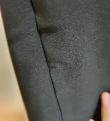 배송은 이틀안에 왔어요 찜해둔 바지라서 역시나 핏은 이뻤습니다. 그런데 실팝처리랑 