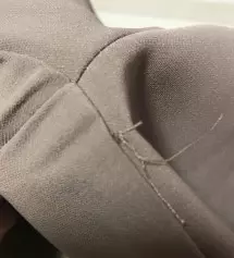 아니 재입고 기다려서 받았더니 이게 뭡니까?; 저번에는 찢어진 불량 청바지 본드로 붙