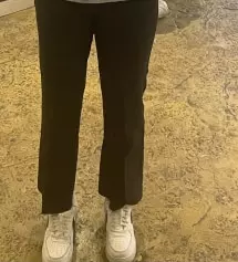 엄청 얇지도 않고 적당해요 재질이 탄탄해서 잘 안 늘어날 것 같아요 신축성도 엄청 좋