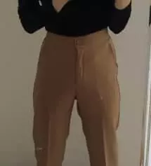 기존에 검은 슬랙스랑 베이지 슬랙스가 있었는데 너무 마음에 들어 새로운 색으로 구매