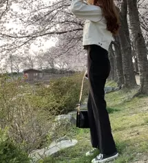 마른편인데도 허리가 딱맞아요! 안에 밴딩이 들어있어서 신축성도 좋아요!! 불편하지도