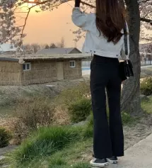 마른편인데도 허리가 딱맞아요! 안에 밴딩이 들어있어서 신축성도 좋아요!! 불편하지도