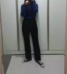 두께가 적당해서 초여름까지 잘 입을 것 같아요! 속밴딩이라 허리도 편하고 핏도 예쁩니