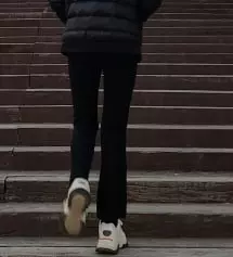 부츠컷이 조금 덜 해서 일자핏 같지만 탄탄하고 허리가 딱 맞아 좋아요 ! 출근용으로도