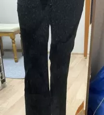 재질도 도톰하고 스판기도 좋아서 엄청 편해요!! 밑위가 길어서 다리도 엄청 길어보이고