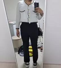 어제 면접보러갈때 입고 갔는데요.허벅지쪽이 타이트 하고 핏도 정말 이쁘구요.무엇보다