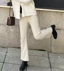 작년에 블랙색상 산거 너무 잘입어서 봄에 화사하게 입으려고 베이지 색상도 샀어요 역