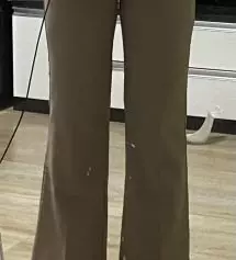 생각했던 것보다는 좀 많이 밝고 우윳빛이 쪼금 돌아요 검은색 라지사이즈에 비해서 조