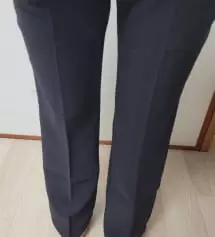 바지 편하고 좋아요!!허리가 조금 딱 맞는데 고무줄이 늘어나서 괜찮아요~바지 길이 수