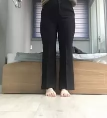 그나마 검은색은 덜 끼여보이네요.. 편하고 좋아요! 사이즈는 그래도 넉넉하게..