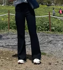 하체 비만이라 바지 구매할 때 굉장히 조심스러웠는데,,, 아주 만족스럽습니다!! 허리가