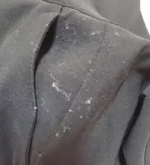 한일주일 입었는데 보풀 엄청 일어나서,,,실망ㅠㅠ 왼쪽 주머니만 갑자기 저래요 보풀 