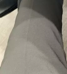 적당히 크고 널널한데 적당히 붙어서 핏이 괜찮아요 원단도 주드럽고 까스러운 느낌없이