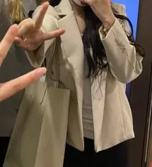 사이즈도 알맞고 이뿐거같아요 허리가 맨날 바지 사면 남았었는데 이 바지는 잘 잡아 주