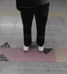 딱 입니다~골반이 큰편인데 잘 맞네요~ 기장도 적당합니다. 서있으면 운동화 살짝 가리