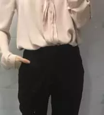 키 157에 43키로인데 160기장이 너무 길지도 않고 딱 복숭아뼈 덮는 기장이라 다리를 가