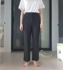 하비인 저에게도 잘 맞고 스판도 좋아서 움직일 때 편해요. 길이는 155버전 길 거 같아