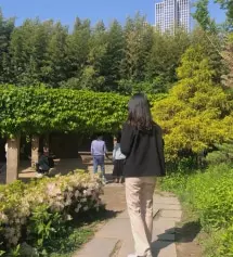 153 짜리몽땅에 왜소한 편이라 바지를 사도 항상 기장이랑 허리 이런부분 수선 필수였는