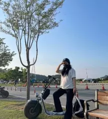 허벅지에 맞춰 사려다 보니 사이즈를 좀 크게 샀는데 생각했던 것 보다 바지 사이즈 자