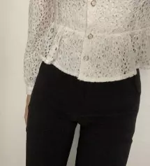 아이보리색 이미 구입해서 잘 입고 다니다가 검정 슬랙스로 이 핏 그대로 원해서 재구매