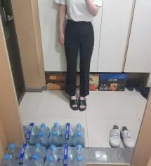 핏은 너무예쁜데 꼭 맞아서 조금 신경쓰이지만 입다보면 늘어날것같아서 괜찮을것같아요