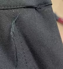 박음질 불량에 큰 실밥까지 튀어나와있어서 전혀 입고싶은 마음이 없어졌어요 전 이게 