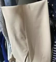 너무 예쁜데 베이지색이라 심리스 팬티입어도 팬티자국이 보여요 ㅠㅠ 그리고 여름에 입