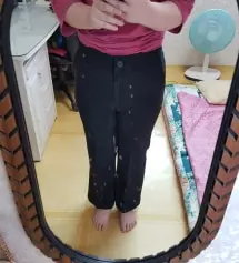 허벅지가 두꺼운편이라 일부러 한치수 크게 샀더니 다행히 허벅지는 살짝 널널하지만 허