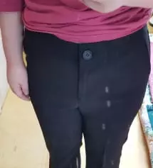 허벅지가 두꺼운편이라 일부러 한치수 크게 샀더니 다행히 허벅지는 살짝 널널하지만 허