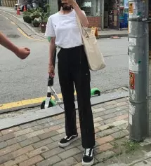 일단 여름에 입기에는 재질이 많이 더워서 더위 많이 타는 사람은 얇은걸로 사야할듯합