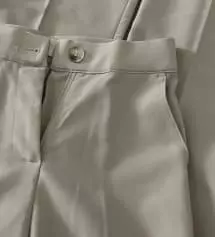 좀 많이 마른편이라 슬랙스를 여기서 아니면 못 사는 사람인데 착용감도 좋고 핏도 예쁘