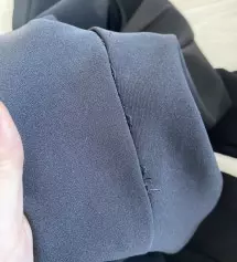 두번 입었고 두번 빨았습니다. 오늘 입으려고하니 다리 사이에 실이 너무 많이 튀어나와