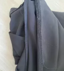 두번 입었고 두번 빨았습니다. 오늘 입으려고하니 다리 사이에 실이 너무 많이 튀어나와