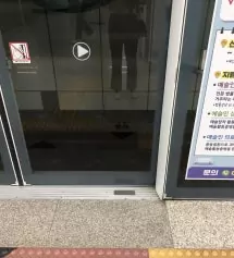 지난번 베이지색 주문해서 여름내내 교복처럼 입었어요. 살짝 두툼한 감은 없잖아 있었