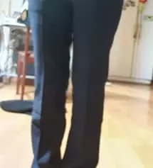 핏이 이뻐요 날씬해 보이고 신축성이 있어 앉았다 일어나도 편안하고 구김도 없고 짱이