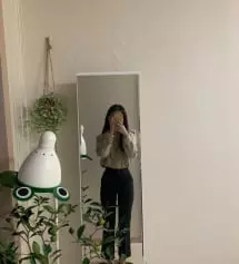 첫 슬렉스인데 핏이 너무 예뻐요ㅠㅡㅠ 허리에 맞춰 샀더니 엉덩이가 꽉맞아서 햄라인 