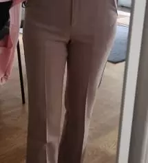 우선 신축성이 진짜 좋아요! 색감도 이쁘고.. 다만 주머니가 살짝 벌어지는데 이건 제가