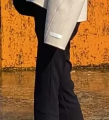 매일 입어요 정말 매일..회사교복입니다..핏예쁘고 신축성 좋아요 그건 장점이자 단점이