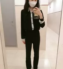 아이보리 색상사고 핏이 너무 마음에 들어서 블랙 추가 구매했어요. 아이보리는 허리가