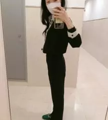 아이보리 색상사고 핏이 너무 마음에 들어서 블랙 추가 구매했어요. 아이보리는 허리가