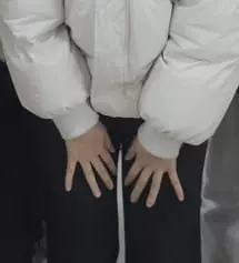 옷에 올이 나갔어요..ㅠ 세탁을 이미 했어서 그냥 입긴하는데 올이나간건 수선이 불가능